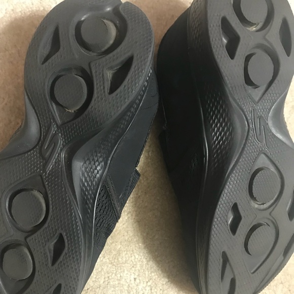 SKECHERS -COMFY & LIKE NEW - Picture 3 of 3